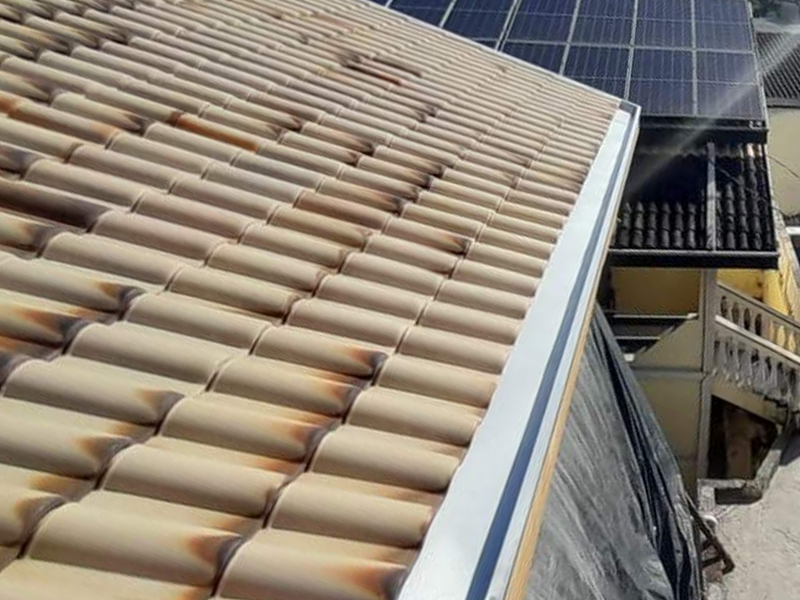 Calhas metálicas instaladas em telhado residencial